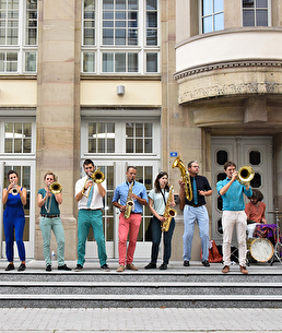 Fanfare devant le centre chorégraphique